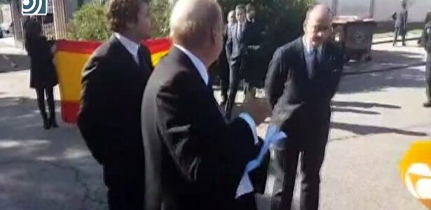 La familia Franco, indignada: registros, prohibición de cubrir el féretro con la bandera nacional y "circo mediático"