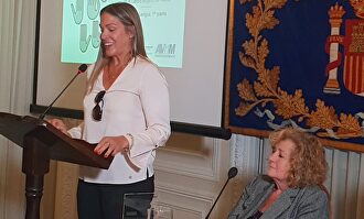 La hija de Fernando Múgica, Marta Múgica, y la presidenta de la asociación, Ángeles Domínguez |  Twitter: @lazaroelmundo