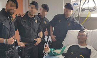 Un grupo de mossos visita al policía nacional hospitalizado por los disturbios en Barcelona. |  EFE