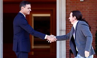 Pedro Sánchez saluda a Pablo Iglesias |  EFE