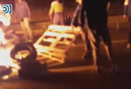 Imagen de los conductores retirando la barricada de los CDR. |  Imagen TV