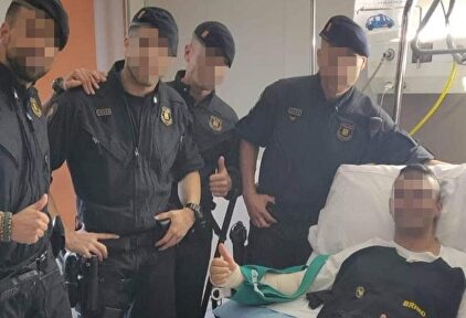 Mossos visitando a un policía herido. |  LD
