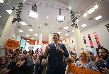 Albert Rivera, este viernes con simpatizantes de Ciudadanos. |  EFE
