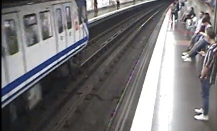 Escalofriante caída a las vías del metro de Madrid por mirar el móvil