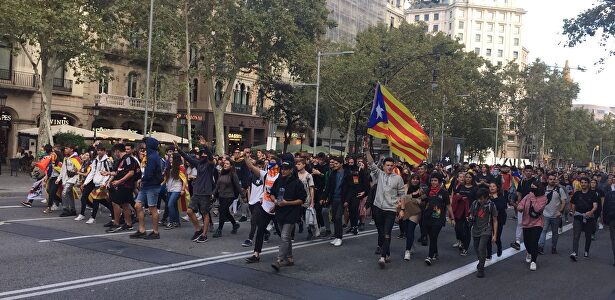 Centenares de estudiantes en las marchas convocadas por los CDR el 17 de octubre en Barcelona |  Esmeralda Ruiz