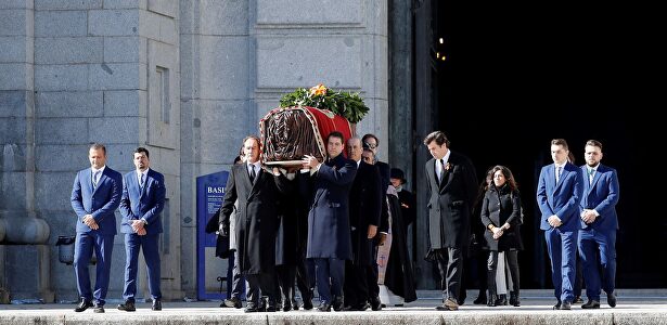 La familia de Franco saca el féretro del Valle. |  EFE
