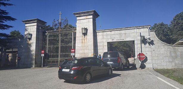 Vehículos intentando entrar al Valle de los Caídos |  Libertad Digital