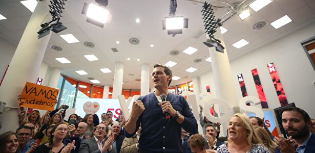 Albert Rivera, este viernes con simpatizantes de Ciudadanos. |  EFE