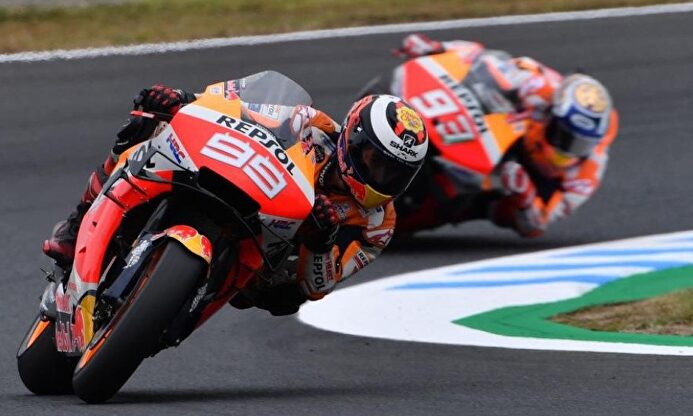 Viñales domina en Australia con bronca incluida entre Márquez y Lorenzo