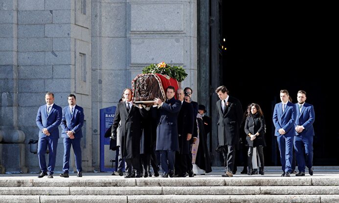 La familia de Franco saca el féretro del Valle. |  EFE