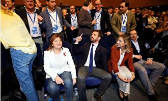 El presidente del PP, Pablo Casado, acompañado por Isabel Bonig, y su mujer, Isabel Torres, conversa con Juanma Moreno. |  EFE