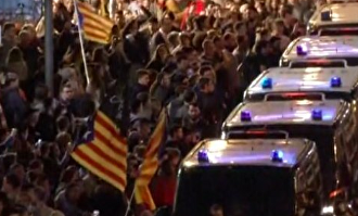 Los CDR se concentran ante la Jefatura de la Policía Nacional de la Via Laietana |  EFE