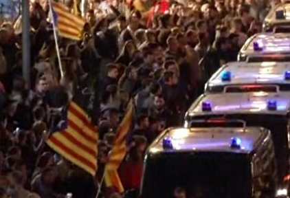 Los CDR se concentran ante la Jefatura de la Policía Nacional de la Via Laietana |  EFE