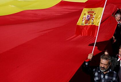 La bandera gigante desplegada en la manifestación. |  LD