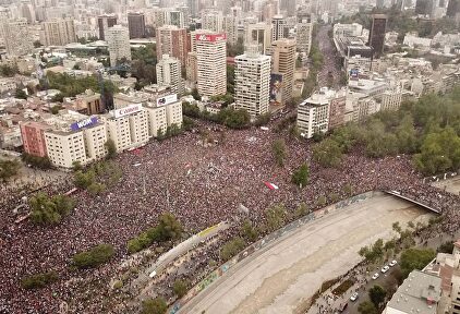 Histórica marcha en Santiago de Chile. |  EFE