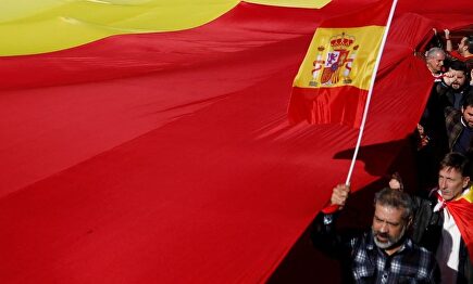 La bandera gigante desplegada en la manifestación. |  LD