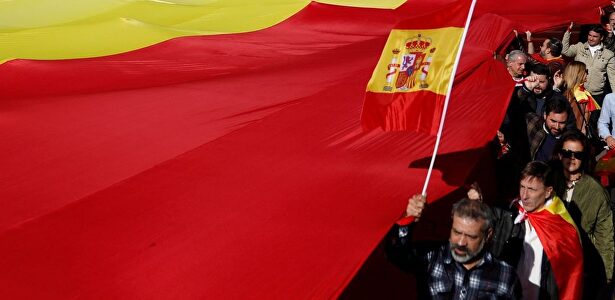 La bandera gigante desplegada en la manifestación. |  LD