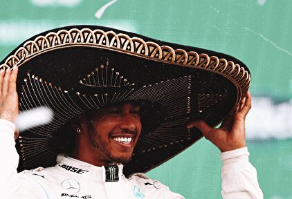 Luis Hamilton celebra la victoria en México. | EFE