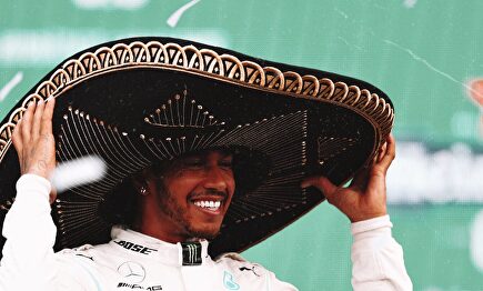 Luis Hamilton celebra la victoria en México. |  EFE