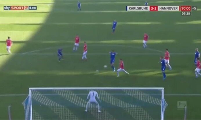 Puñetazo en las partes nobles al celebrar un gol: ¿la expulsión más surrealista del año?