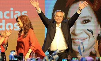 Cristina Fernández de Kirchner y Alberto Fernández celebran la victoria. |  EFE