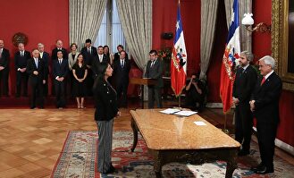 Piñera toma juramento a sus nuevos ministros. |  EFE