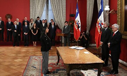 Piñera toma juramento a sus nuevos ministros. |  EFE