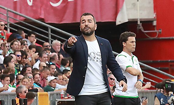 El técnico del Granada, Diego Martínez, durante el partido contra el Betis. |  EFE