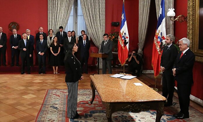 Piñera toma juramento a sus nuevos ministros. |  EFE