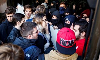 Estudiantes tratan de acceder a la Pompeu Fabra |  EFE