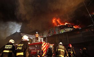 Incendio de un centro comercial en pleno centro de Santiago. |  EFE