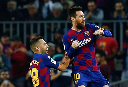 Leo Messi celebra junto a Jordi Alba un gol con el Barcelona. |  Archivo