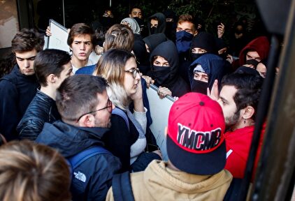 Estudiantes tratan de acceder a la Pompeu Fabra |  EFE