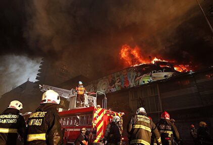 Incendio de un centro comercial en pleno centro de Santiago. |  EFE