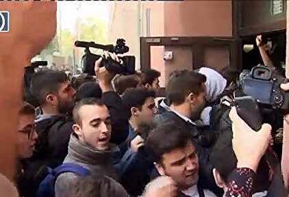 Momentos de tensión entre los estudiantes de la Universidad Pompeu Fabra |  EFE