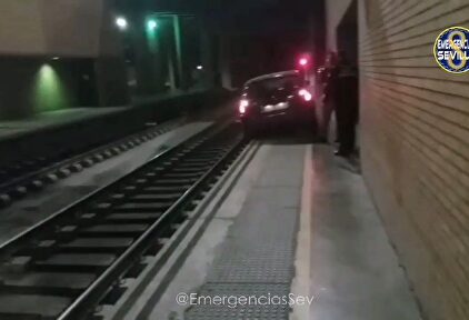 Un conductor circula por error por la vía de tren durante 800 metros hasta la estación de Santa Justa