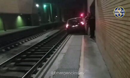 Un conductor circula por error por la vía de tren durante 800 metros hasta la estación de Santa Justa