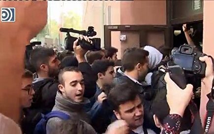 Tensión y empujones a las puertas de la Pompeu Fabra entre huelguistas y estudiantes que quieren ir a clase