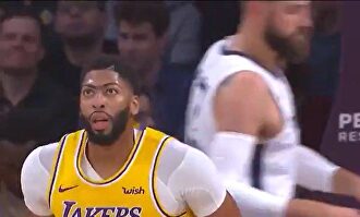 El registro histórico del aliado de Lebron James: 40 puntos y 20 rebotes en media hora