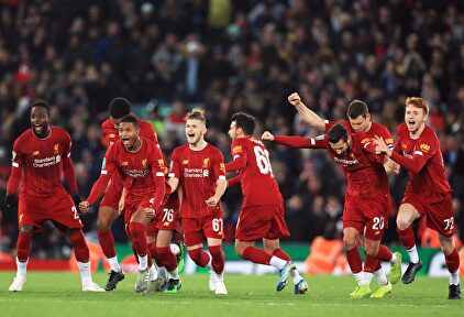 Los jugadores del Liverpool celebran el pase a cuartos de la Copa de la Liga. |  Cordon Press
