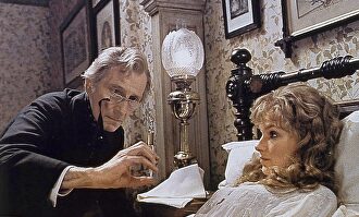 Peter Cushing en El esqueleto prehistórico (1973) |  Cordon Press