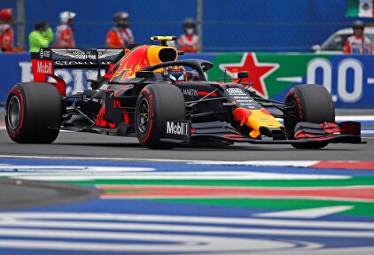 Verstappen se luce en los primeros libres de Austin |  EFE
