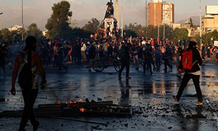 El centro de Santiago sigue sufriendo las protestas. |  EFE