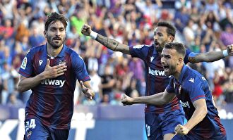 Los jugadores del Levante celebran el tanto del empate, obra de José Campaña (i). |  EFE