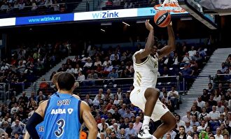 Usman Garuba machaca el aro del Alba Berlín |  EFE