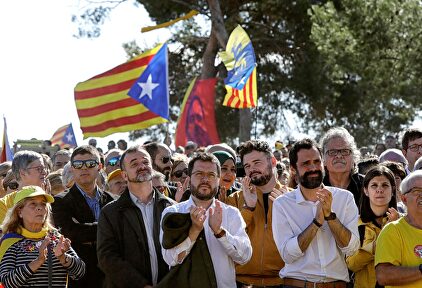 Alfred Bosch, Pere Aragonès, Gabriel Rufián, Roger Torrent, Joan Tardà y Marta Vilalta, en el acto de ERC ante la cárcel de Lledoners. |  EFE
