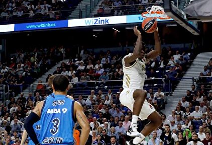Usman Garuba machaca el aro del Alba Berlín |  EFE