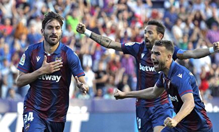 Los jugadores del Levante celebran el tanto del empate, obra de José Campaña (i). |  EFE