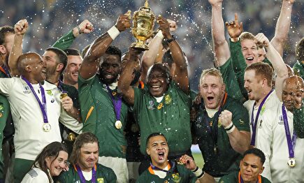 Los jugadores de Sudáfrica, con la Copa Webb Ellis que les acredita como campeones mundiales de rugby. |  EFE