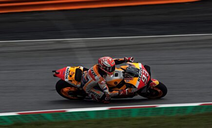 Escalofriante caída de Marc Márquez en Sepang y pole para Quartararo
